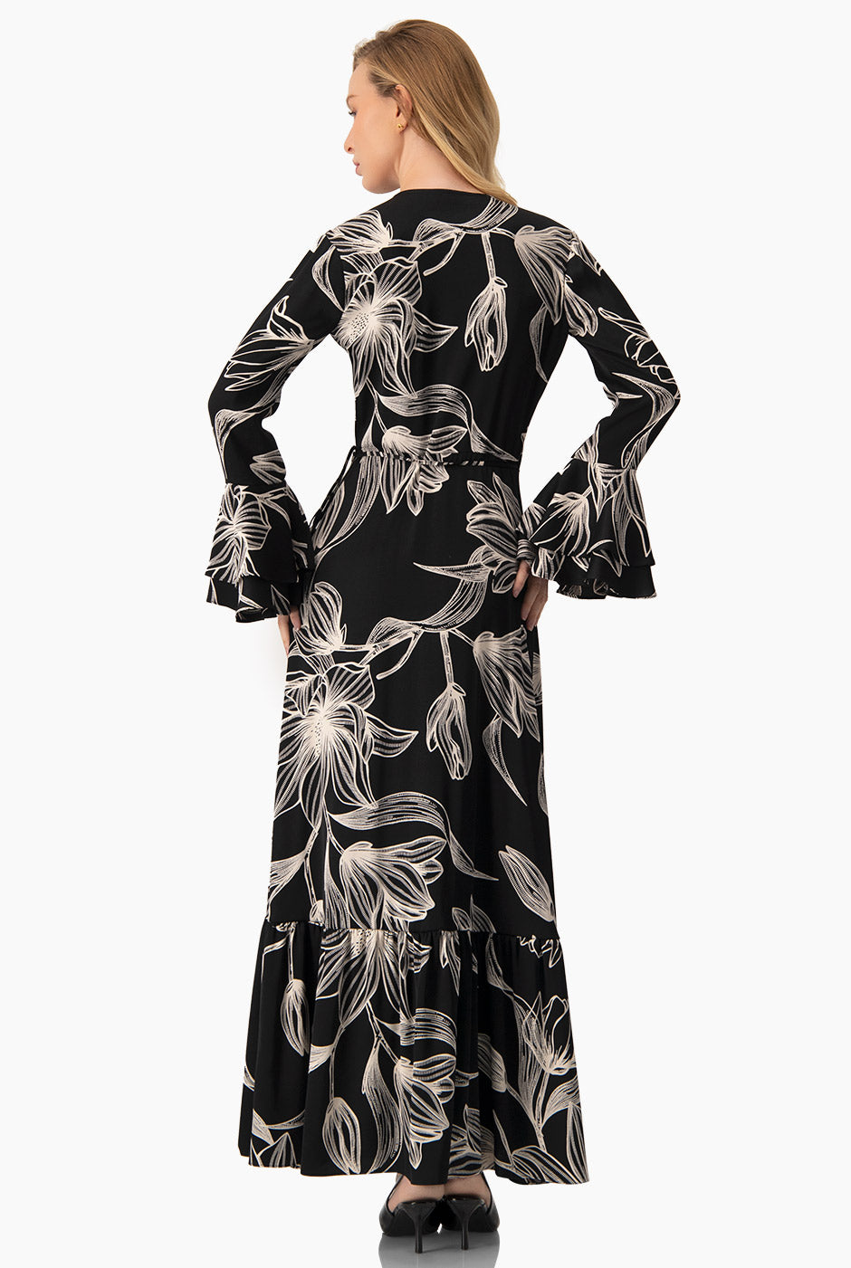 Vestido largo negro con estampado floral y olanes