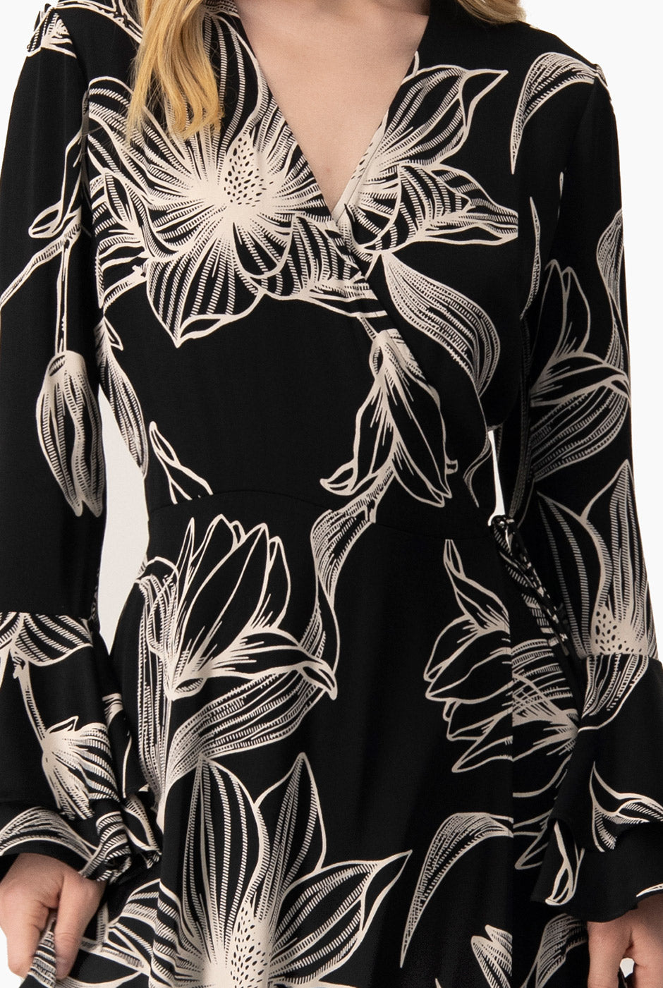 Vestido largo negro con estampado floral y olanes