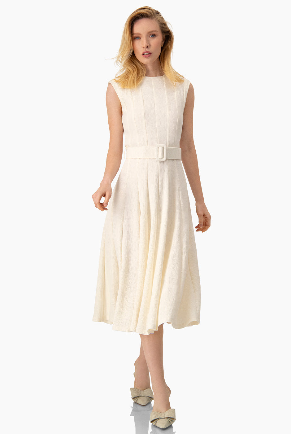 Vestido largo sin mangas color natural con cinturón