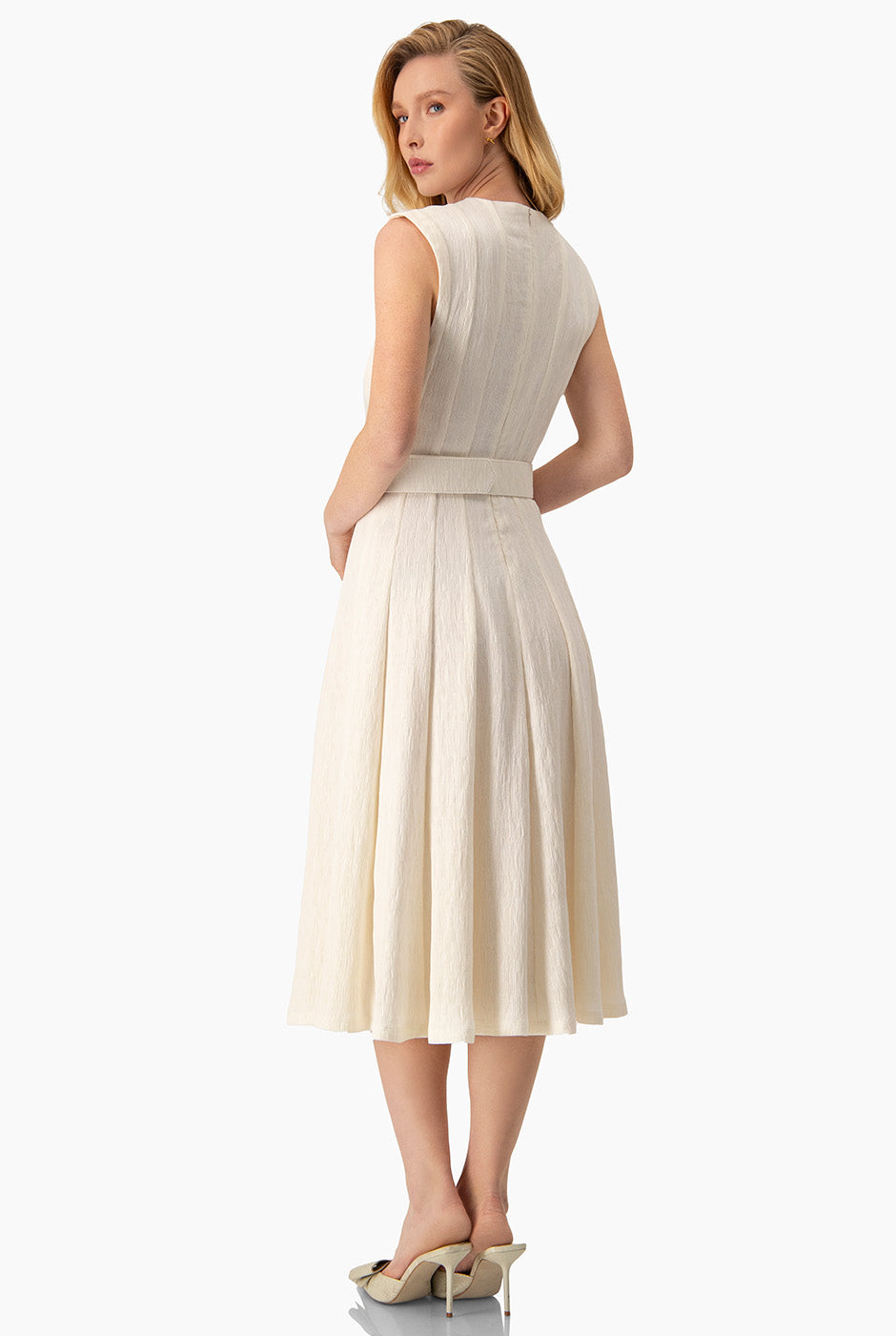 Vestido largo sin mangas color natural con cinturón