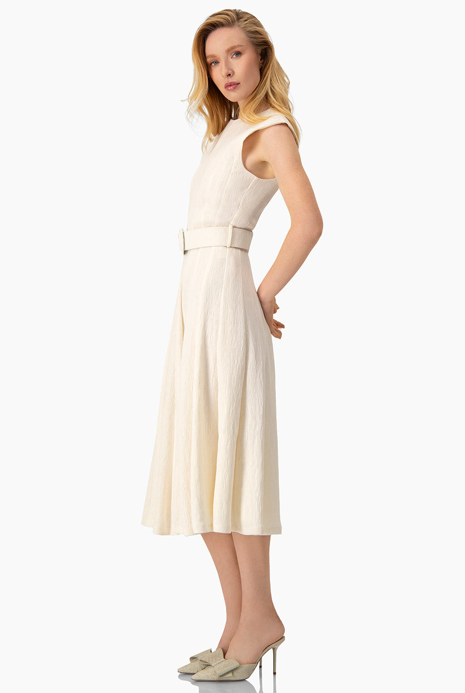 Vestido largo sin mangas color natural con cinturón