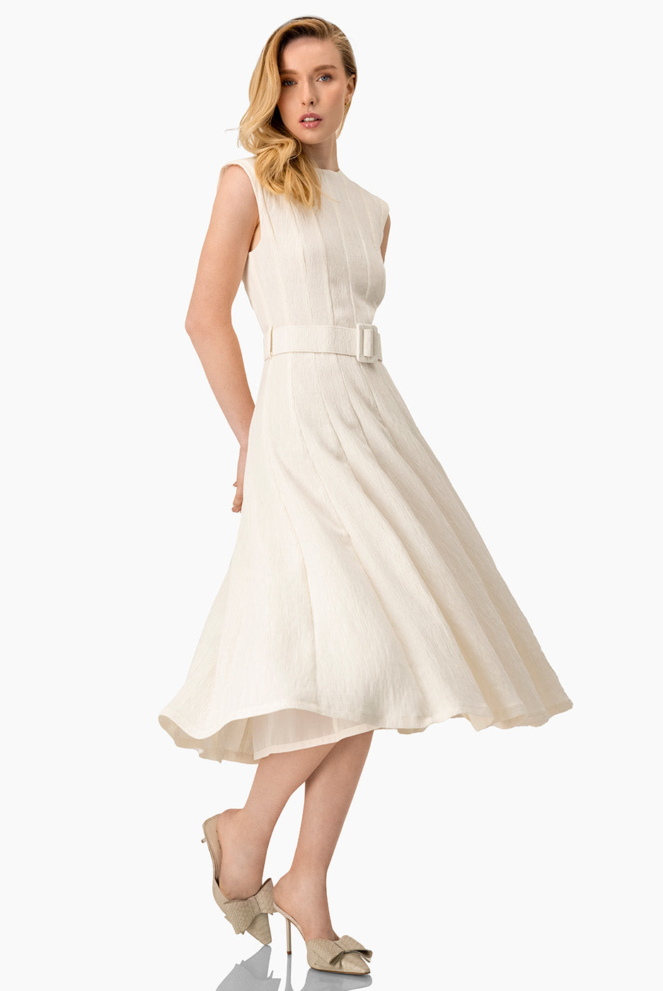 Vestido largo sin mangas color natural con cinturón