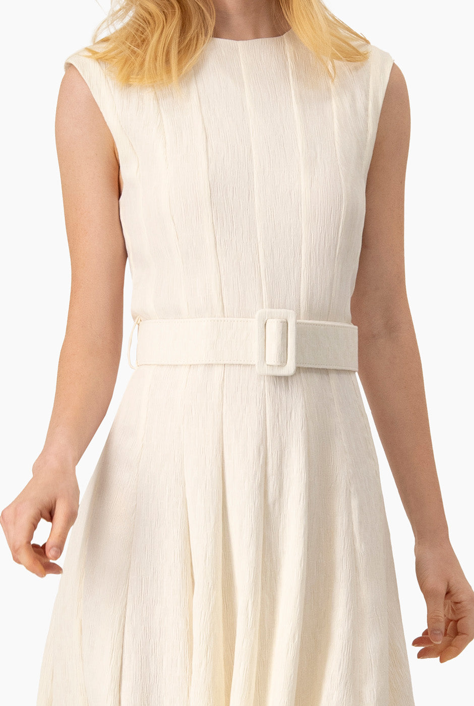Vestido largo sin mangas color natural con cinturón