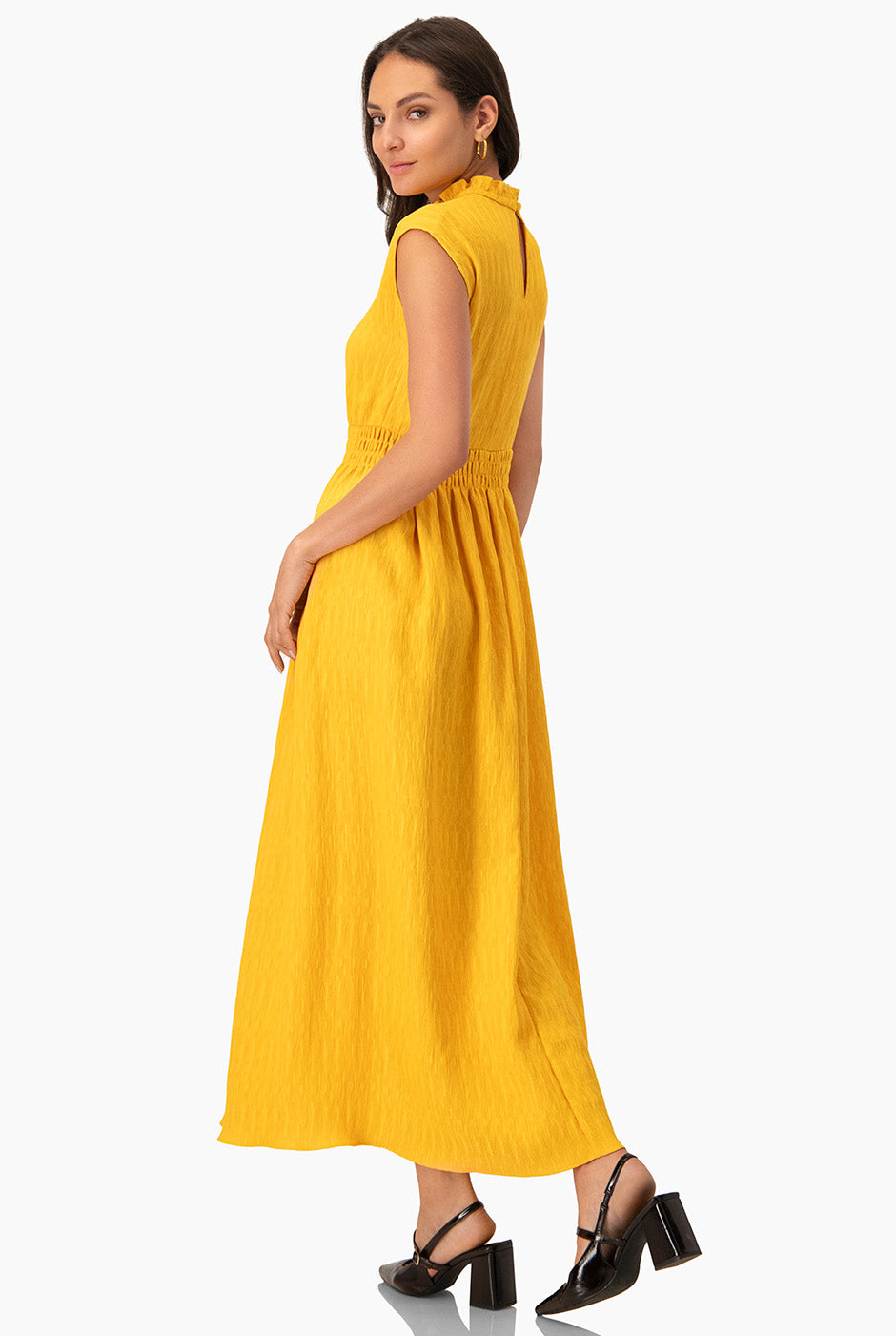 Vestido largo amarillo sin mangas con cuello alto y cintura fruncida