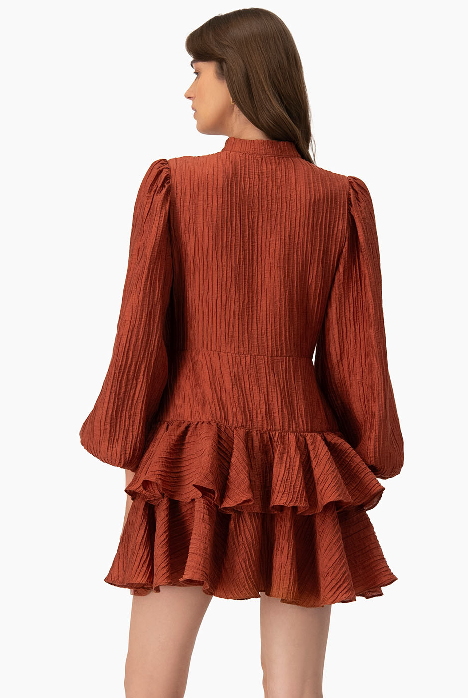 Vestido corto capas en chedrón con cuello mao y mangas largas