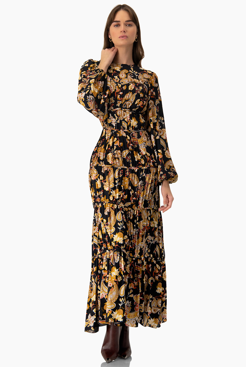 Maxi vestido estampado bohemio multicolor con mangas largas.