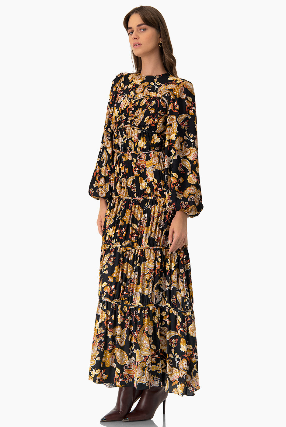 Maxi vestido estampado bohemio multicolor con mangas largas.