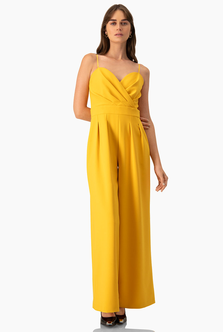 Jumpsuit amarillo de pierna amplia con tirantes delgados y escote corazón