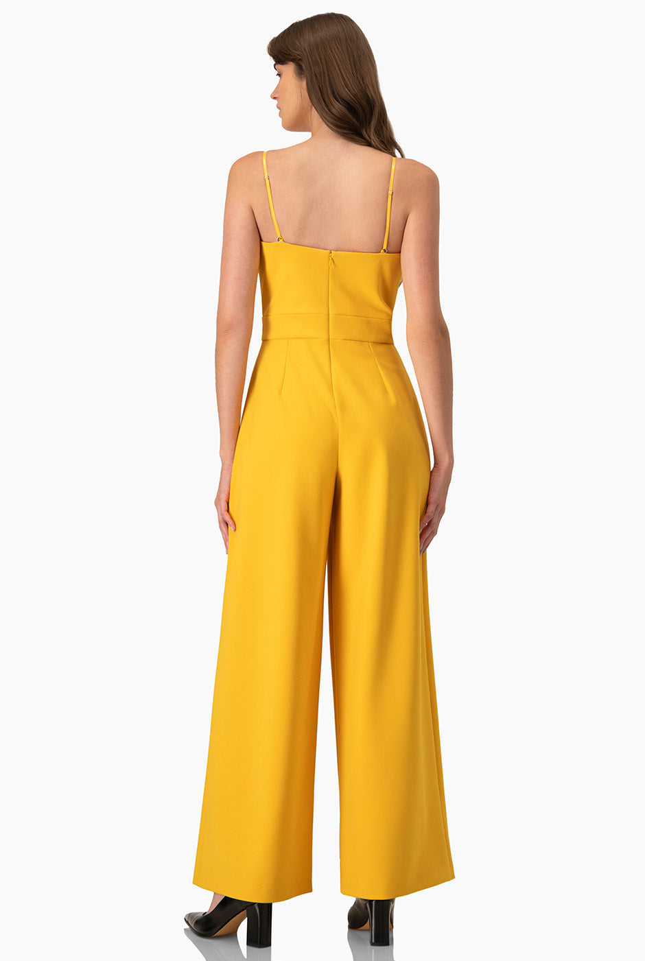 Jumpsuit amarillo de pierna amplia con tirantes delgados y escote corazón