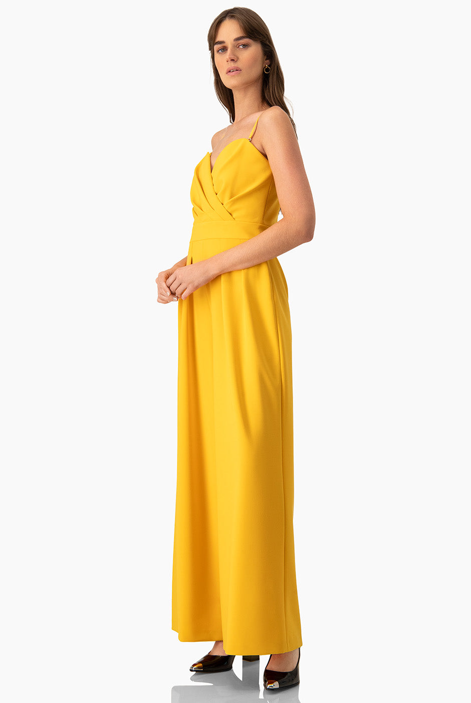Jumpsuit amarillo de pierna amplia con tirantes delgados y escote corazón