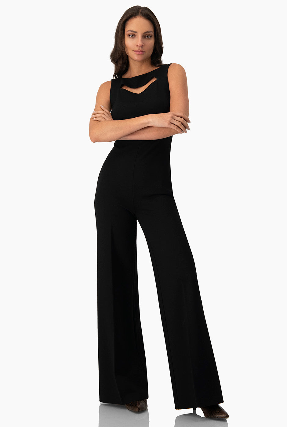 Jumpsuit negro sin mangas con escote redondo y bolsillos