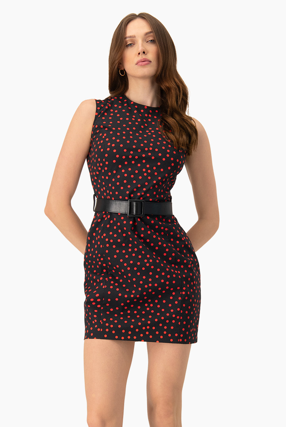 Vestido corto negro con lunares y cinturón de Ivonne