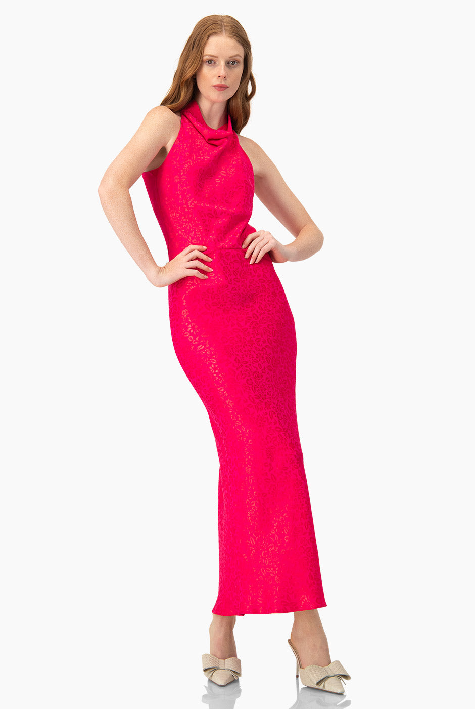 Vestido largo rosa con escote halter y abertura trasera