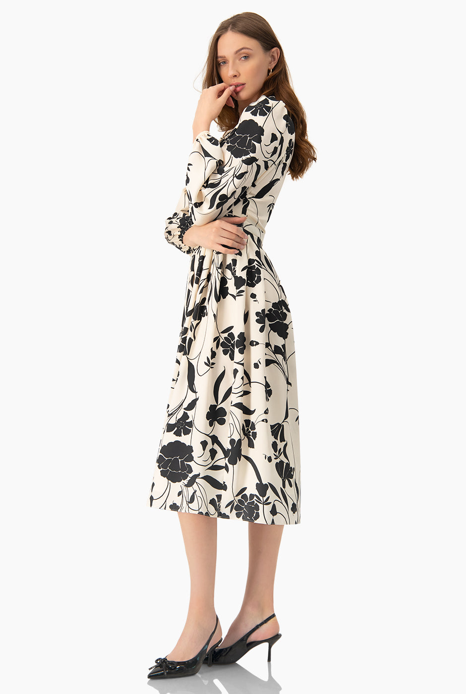 Vestido midi negro con estampado floral y escote en V