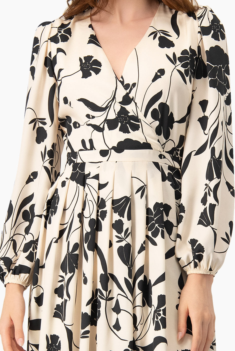 Vestido midi negro con estampado floral y escote en V