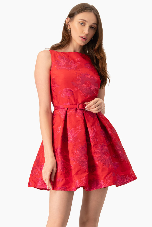 Vestido rojo corto y cuello redondo