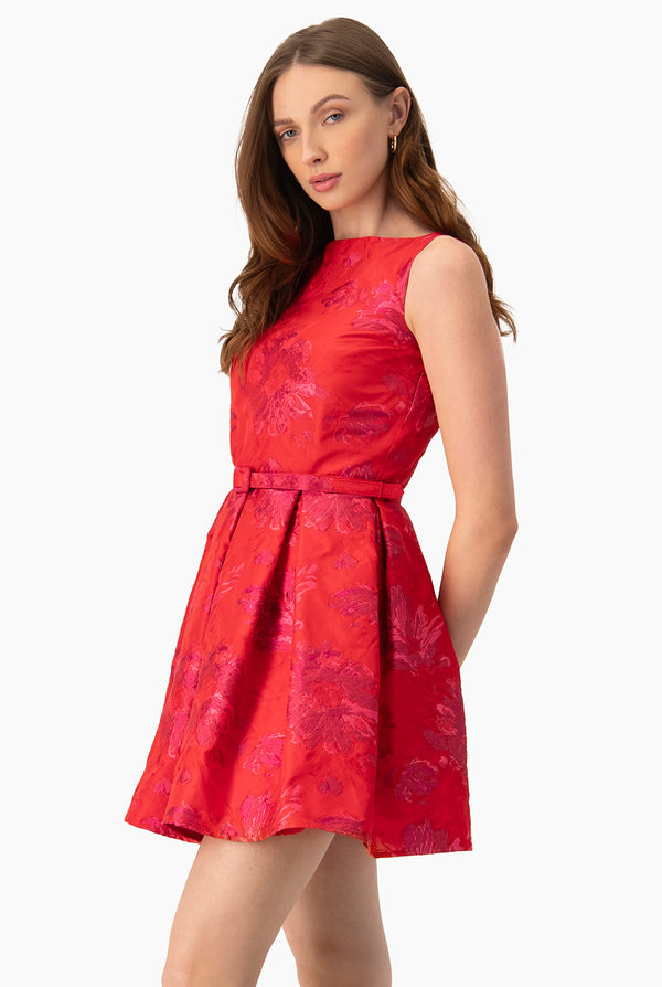 Vestido rojo corto y cuello redondo