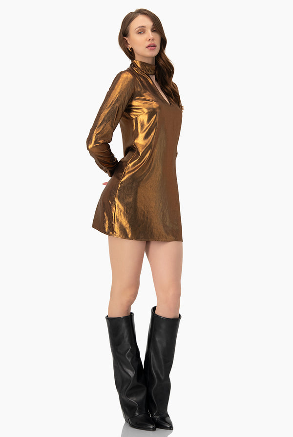 Vestido corto de escote tipo gota