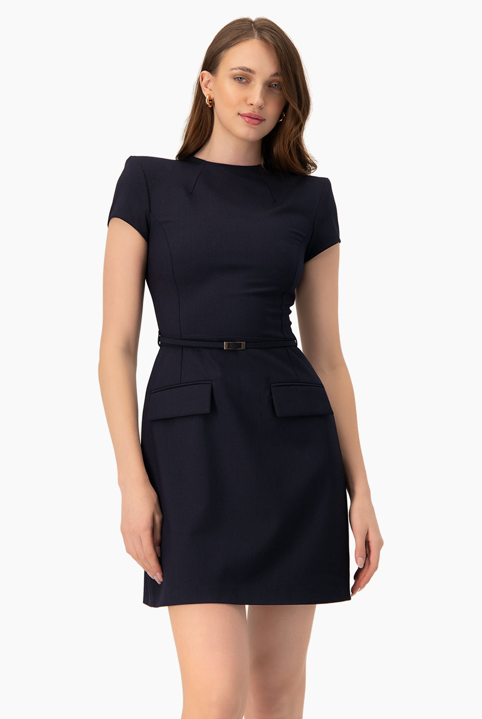 Vestido corto azul marino con bolsillos simulados y cinturón delgado