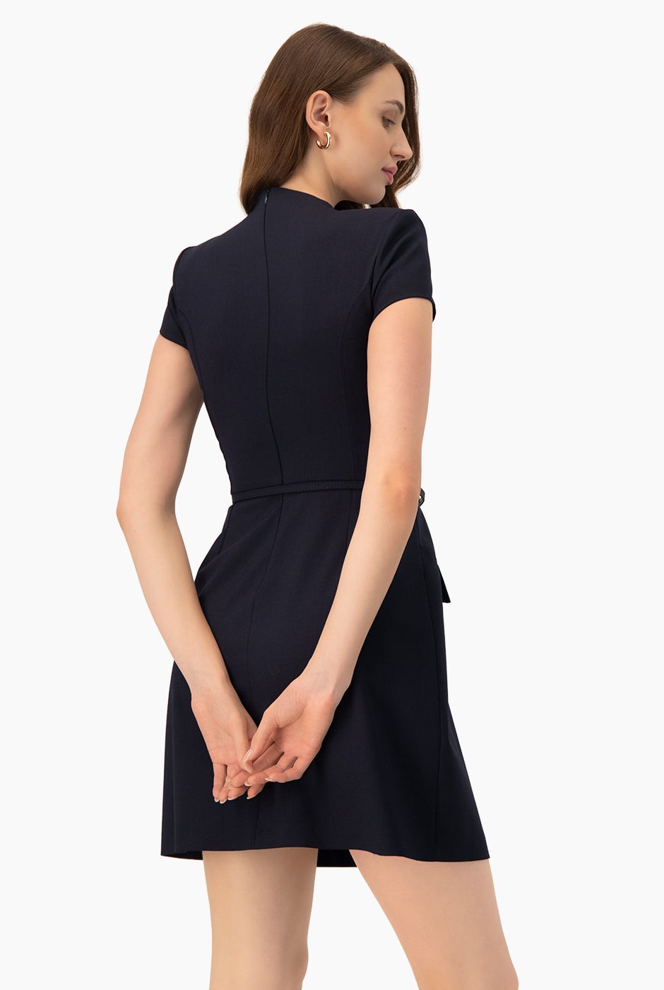 Vestido corto azul marino con bolsillos simulados y cinturón delgado