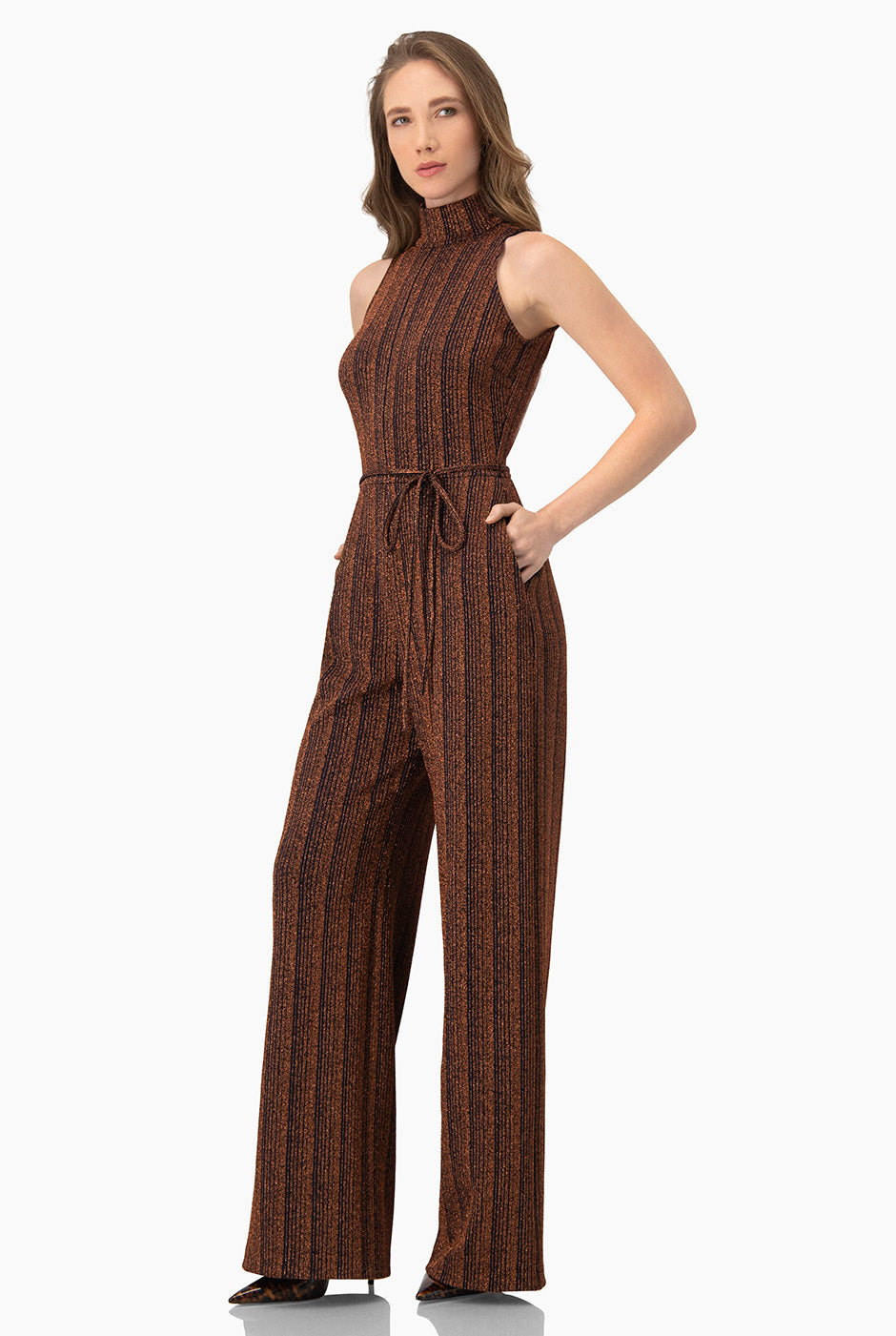 Jumpsuit azul marino amplio con cinturón y rayas