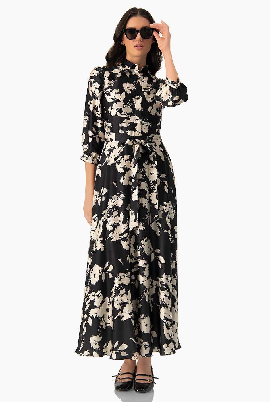 Vestido maxi negro con cuello camisero y cinturón a juego