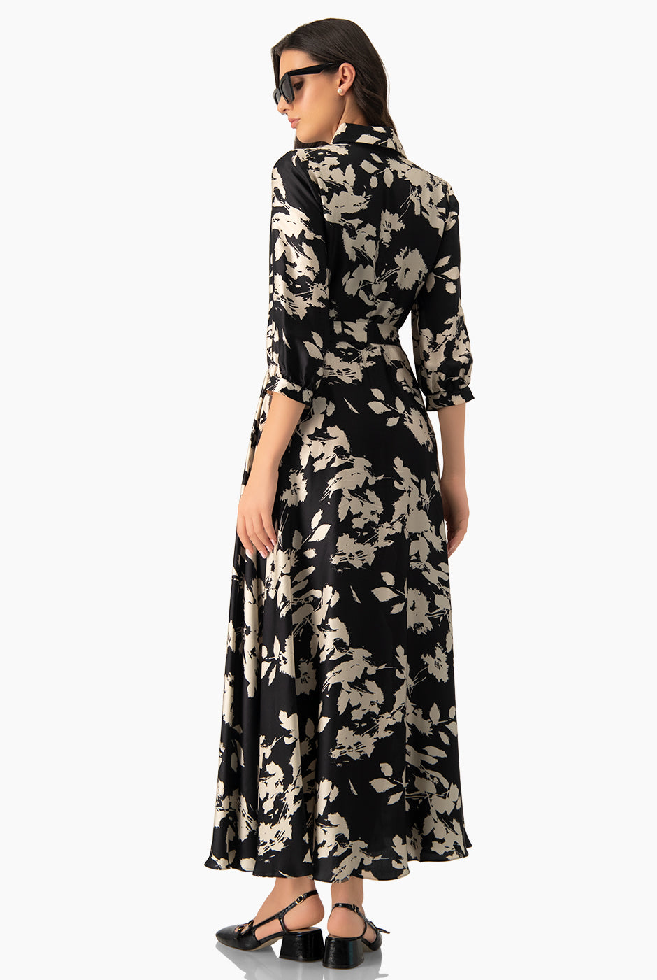 Vestido maxi negro con cuello camisero y cinturón a juego