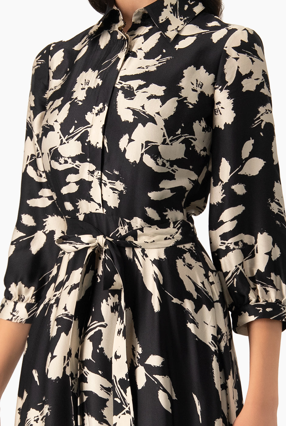 Vestido maxi negro con cuello camisero y cinturón a juego