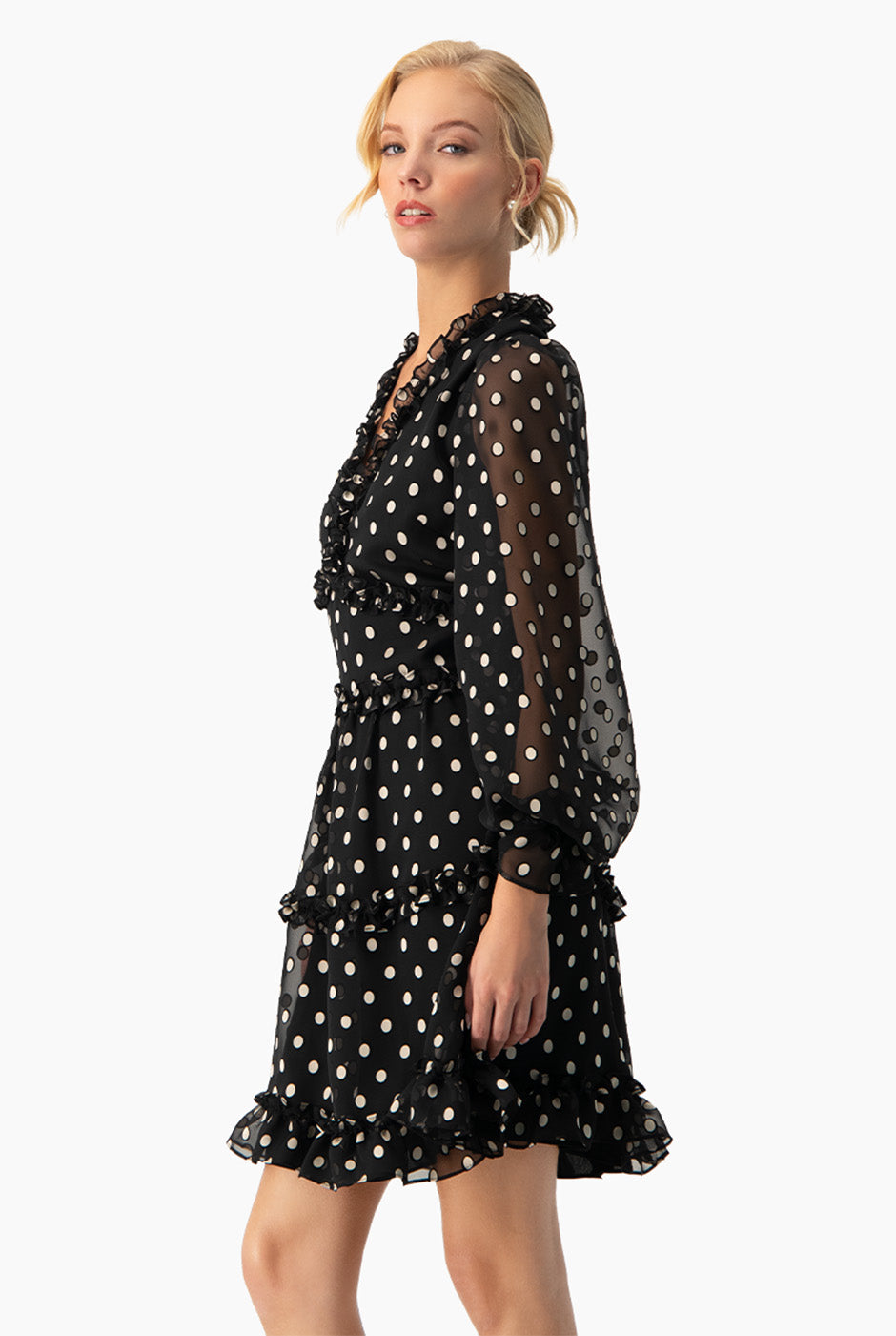 Vestido corto negro con estampado de lunares y manga larga