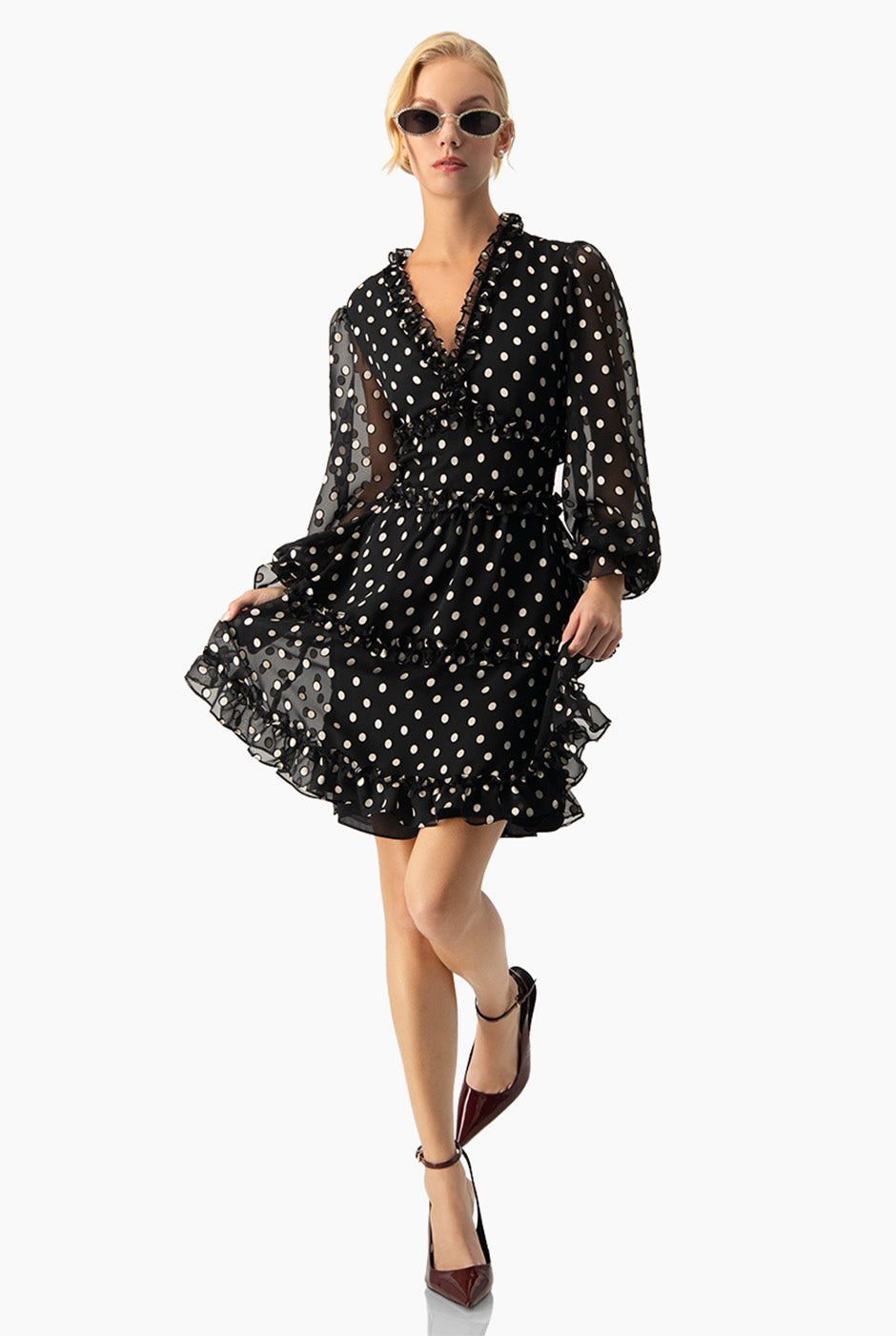 Vestido corto negro con estampado de lunares y manga larga