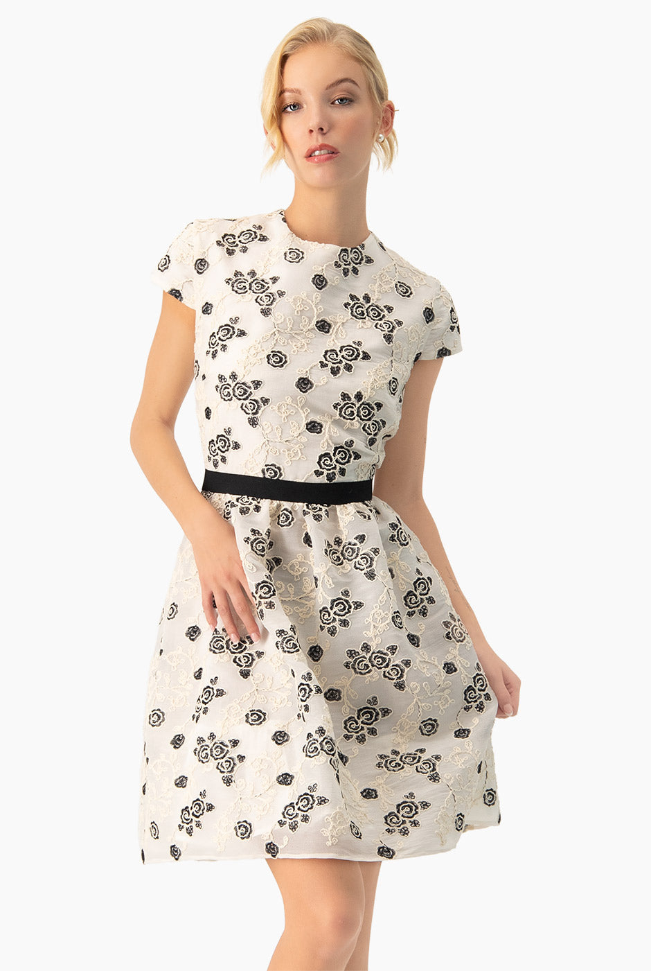 Vestido corto línea A natural con estampado floral y cinturón negro