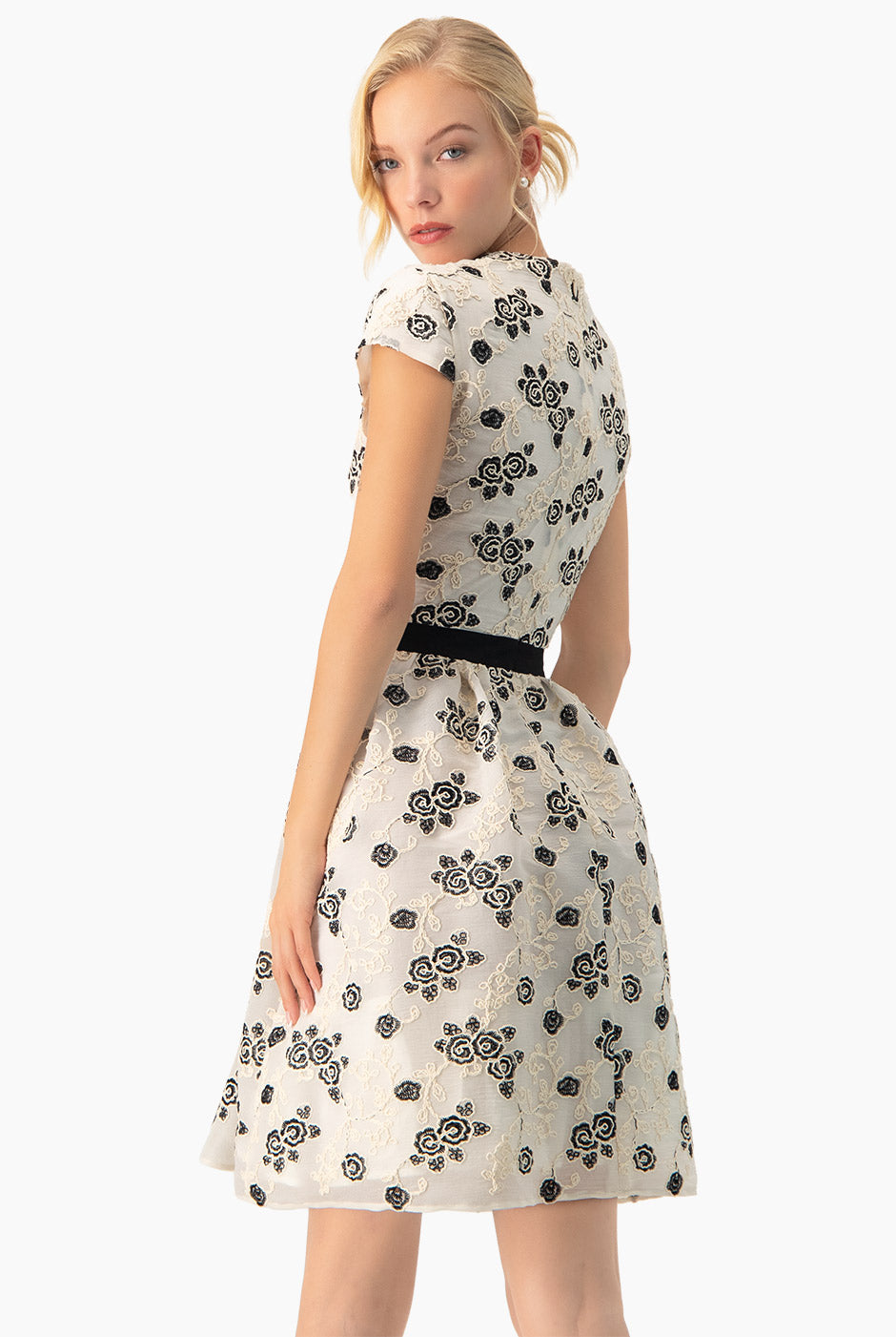 Vestido corto línea A natural con estampado floral y cinturón negro