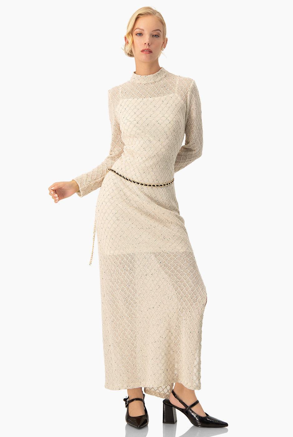 Vestido largo natural con cuello alto y cinturón de cadena