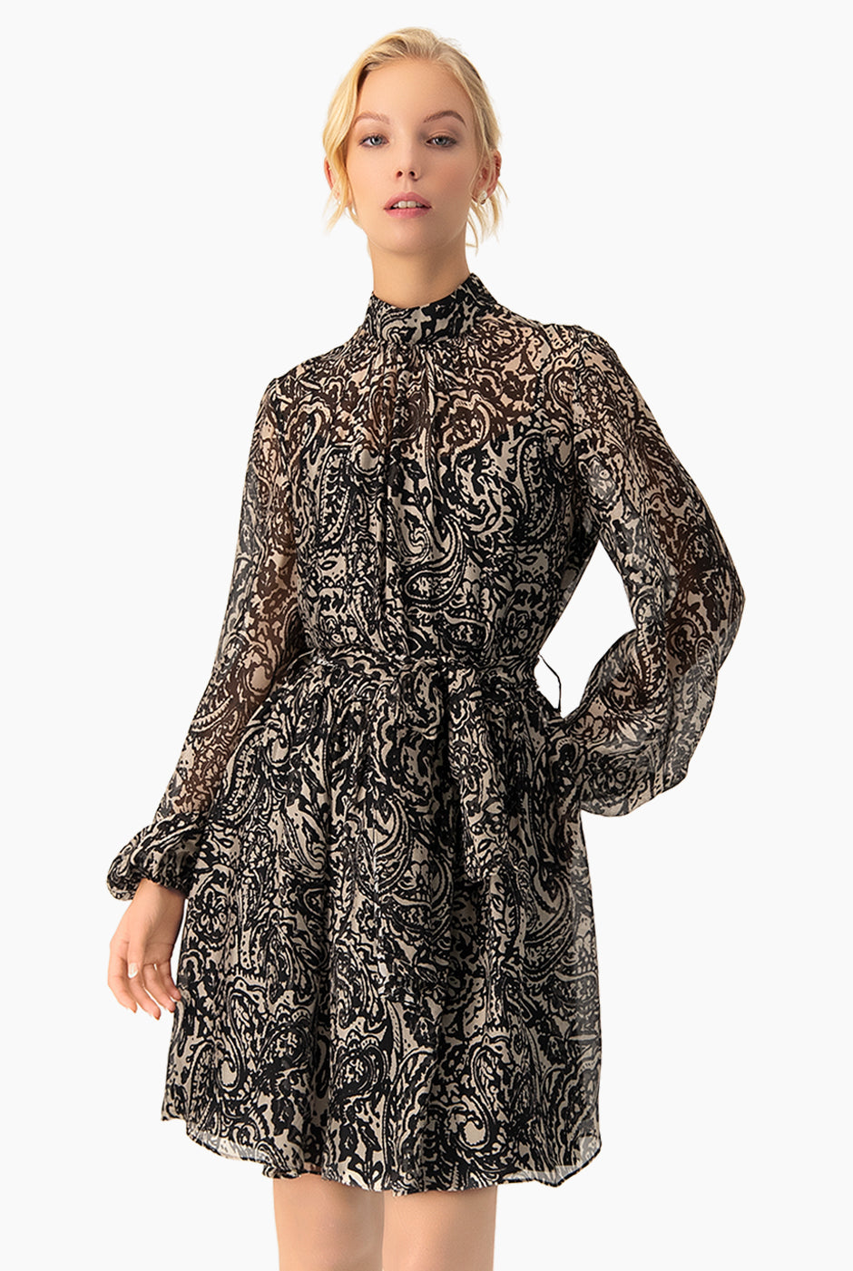 Vestido corto estampado negro con manga larga y cinta