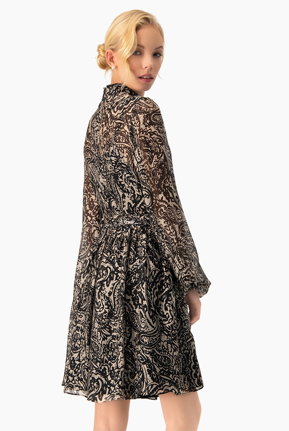 Vestido corto estampado negro con manga larga y cinta