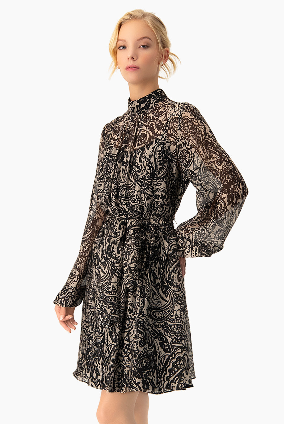 Vestido corto estampado negro con manga larga y cinta