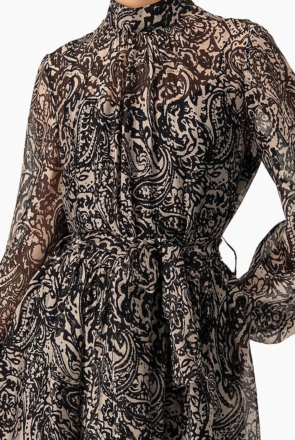 Vestido corto estampado negro con manga larga y cinta