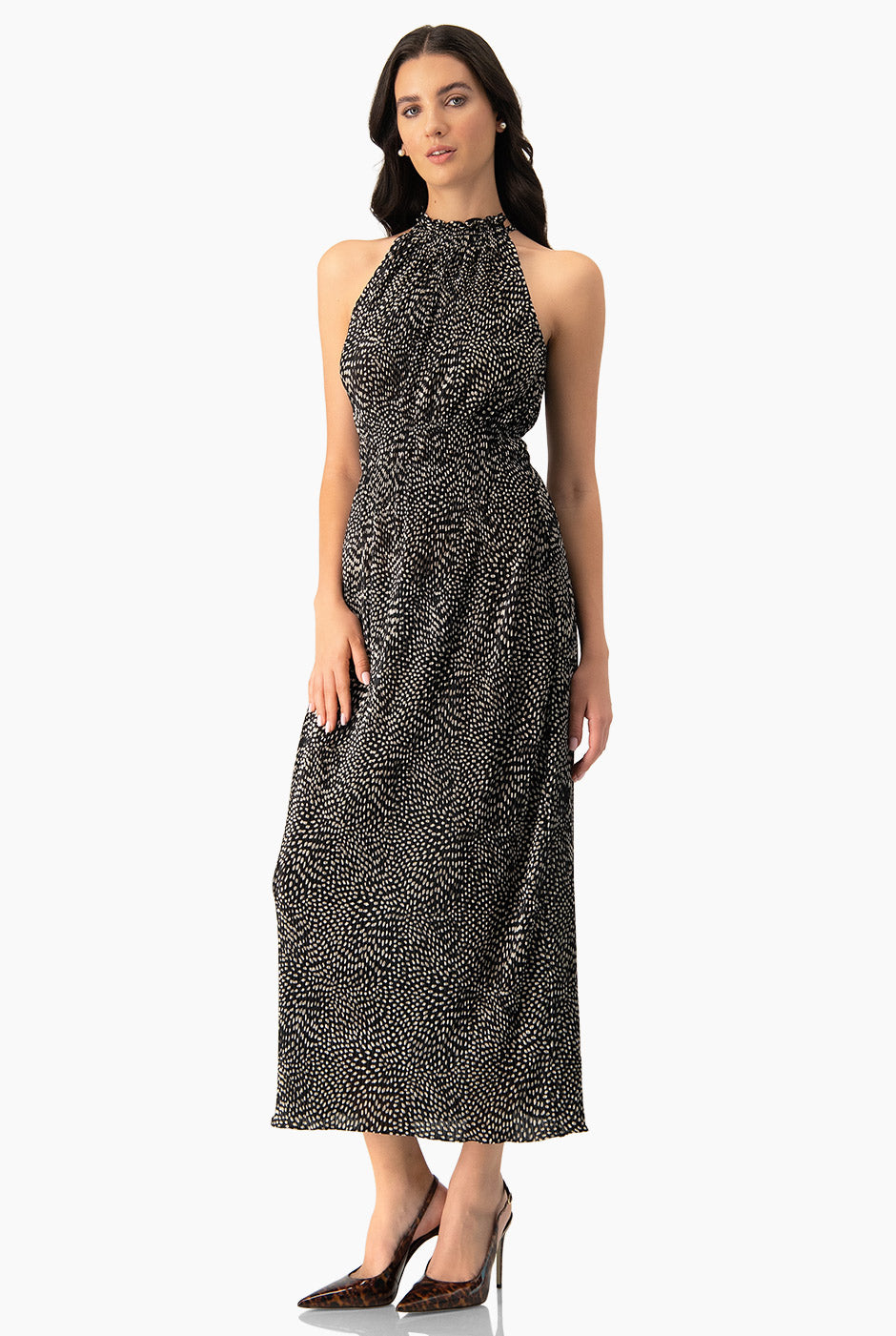 Vestido largo negro plisado con estampado de lunares y cuello halter
