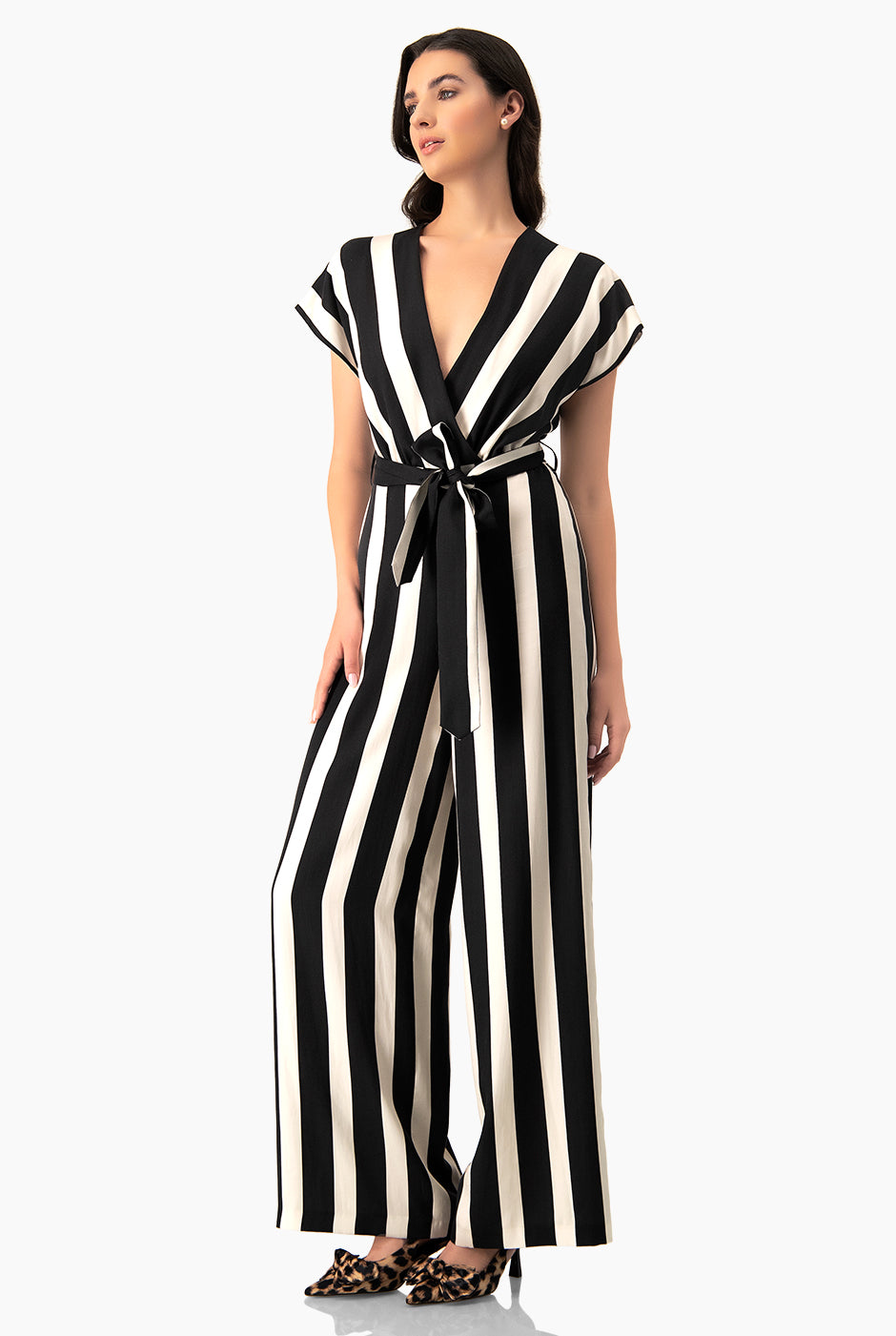 Jumpsuit negro de hombro caído con cinta ajustable