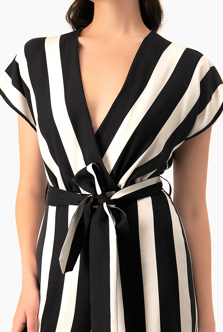 Jumpsuit negro de hombro caído con cinta ajustable