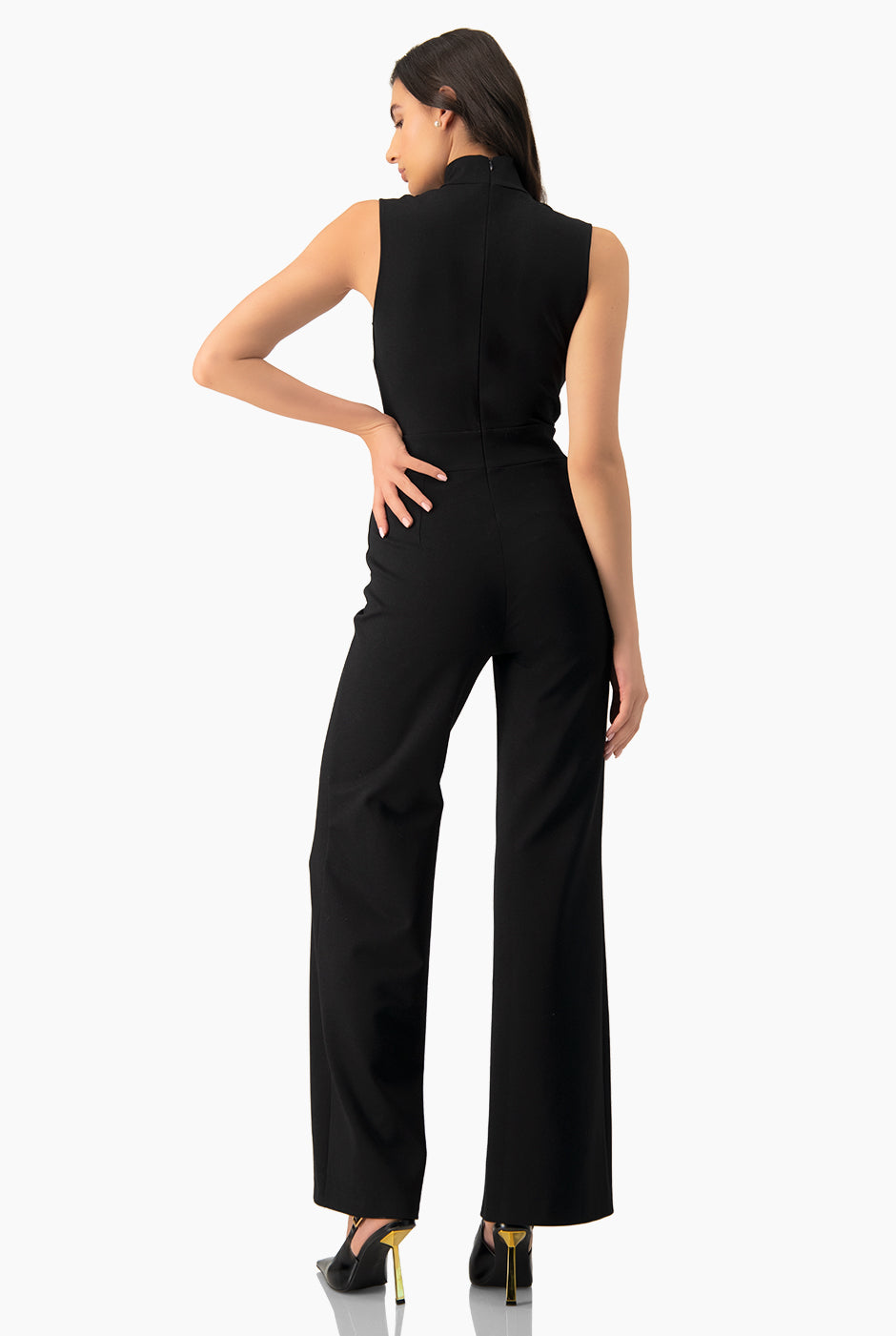 Jumpsuit negro sin mangas con escote en V y detalle de tull