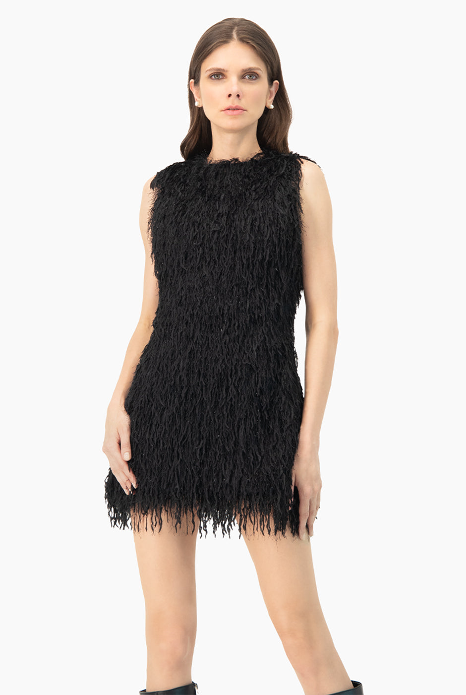 Vestido corto negro sin mangas de Ivonne con textura de flecos