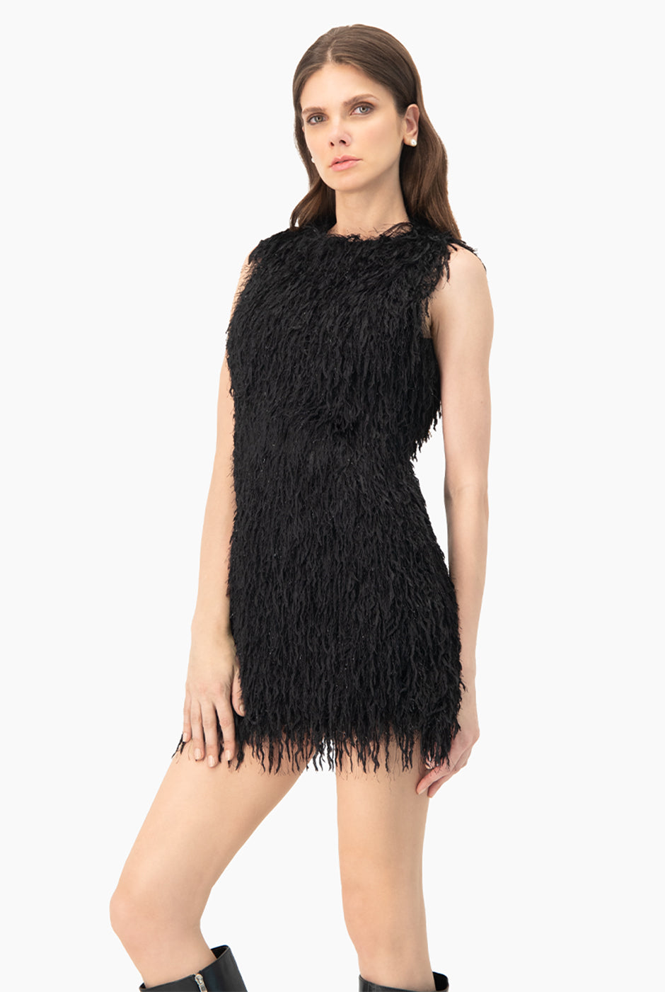 Vestido corto negro sin mangas de Ivonne con textura de flecos