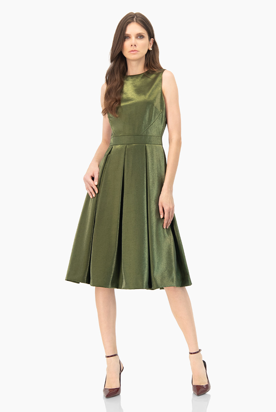 Vestido línea A verde olivo sin mangas con plisados