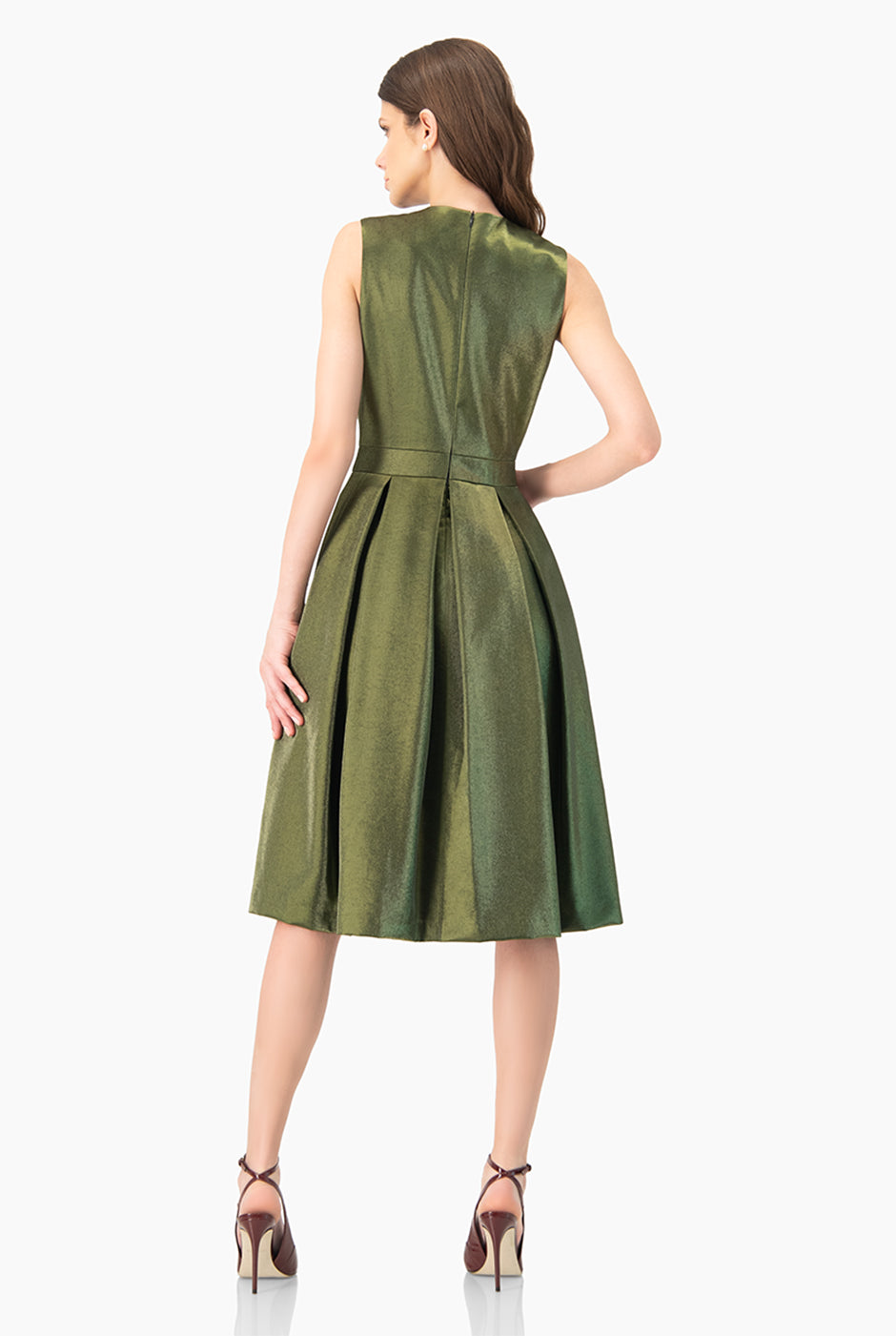 Vestido línea A verde olivo sin mangas con plisados