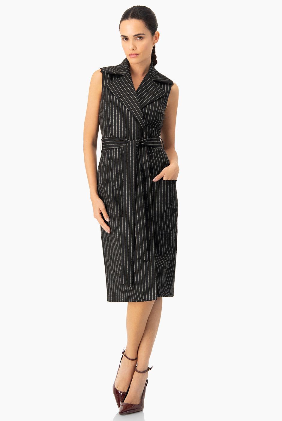 Vestido largo cruzado negro con estampado de rayas y cinturón