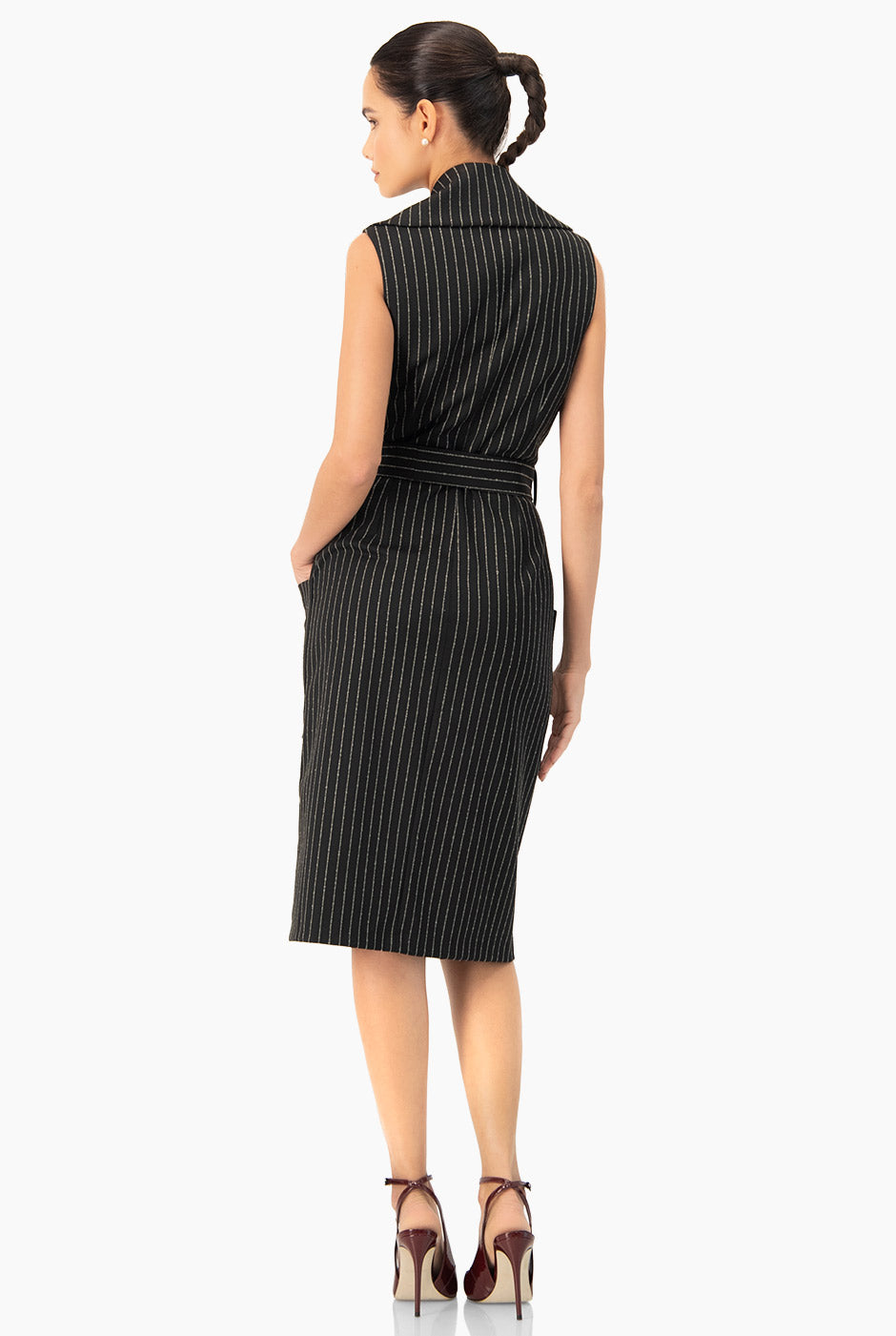 Vestido largo cruzado negro con estampado de rayas y cinturón