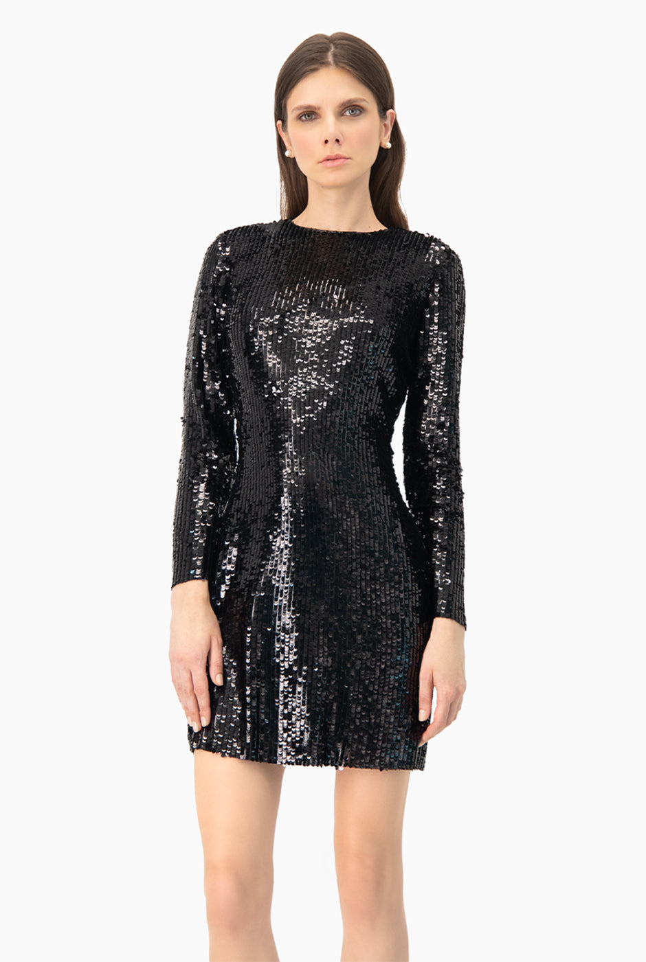 Vestido corto de lentejuelas negro con manga larga y cuello redondo