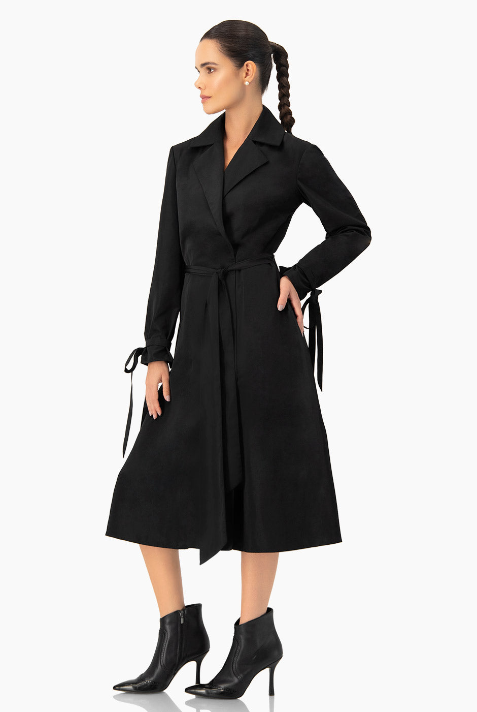 Vestido midi negro cruzado con mangas largas y cinturón