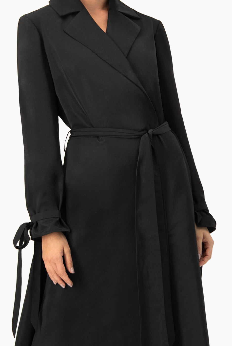 Vestido midi negro cruzado con mangas largas y cinturón